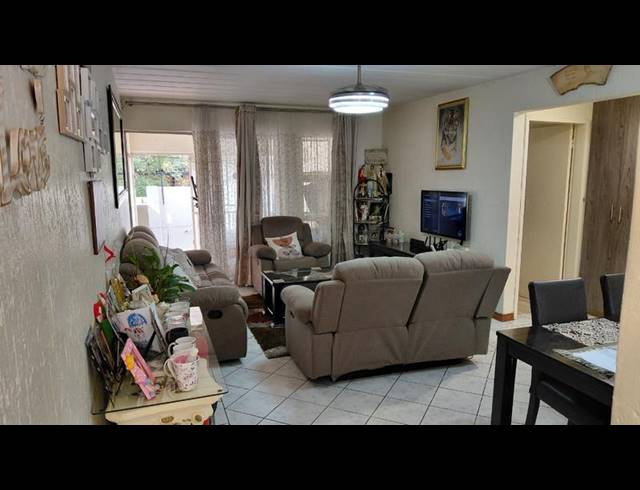 2 BEDROOM TOWNHOUSE FOR SALE IN OAKDENE